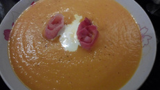 Soupe à la courge et chips de lard