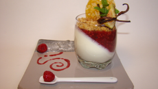 Panna Cotta à l'amande, compotée de figues et framboise à la vanille, émietté de crumble épicé