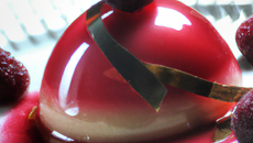 Dôme de fruits rouges à la gelee rosée