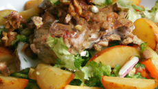 Salade de lapin aux pommes de terre et noisettes