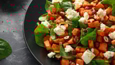 Salade de patates douces rôties, épinard, féta et noisettes