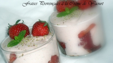 Fraises provençales à la crème de yaourt poivré