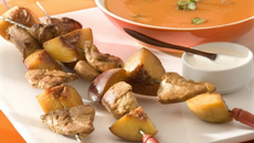 Brochettes de suprêmes de pintade marinées au barbecue