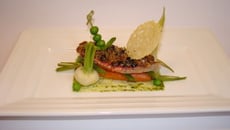 Filets de rouget croustillant et petits légumes au pistou