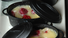 Fondant au chocolat blanc et framboise express en mini cocotte