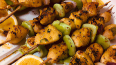 Brochettes de poulet au curry et agrumes