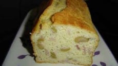 Caké salé avec du jambon, des olives noires et vertes.