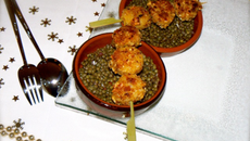 Lentilles tièdes au vinaigre de framboise et sa brochette de boudin blanc panée au pignon