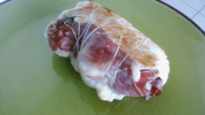 Roulé de dinde à la coppa, mozzarella et aux pruneaux