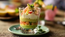 verrine apéro à l'avocat, surimi et crevette rose