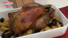 Chapon de pintade aux pommes et aux pruneaux