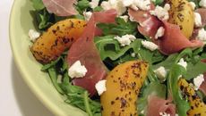 Salade de jambon de Bayonne à la feta et aux pêches poêlées au basilic et au miel