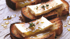 Toasts de brie de Meaux au lard craquant