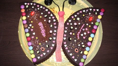 Gâteau au chocolat noir forme papillon