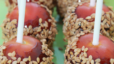 Sucettes de tomates cerises aux graines de sésame
