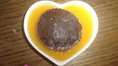 Mini cœur moelleux au chocolat sur son coulis de mangue