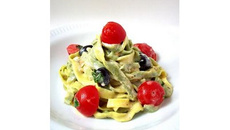 Fettuccine jaunes et vertes au chèvre frais, tomates, olives et herbes marinés
