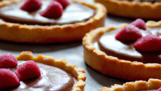 Tartelettes framboises/citron, coque en chocolat sur pâte sablée au pralin