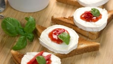 Toasts de chèvre à la confiture de poivron-fraise