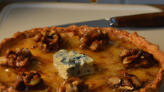 Tarte aux noix, roquefort et miel