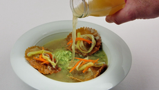 Ravioles croustillantes et bouillon épicé