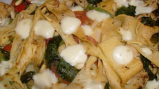 Lanières de crêpes, dinde, épinards, pignons ...