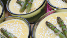 Petits flans d'asperges vertes au bain-marie