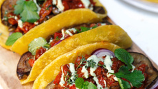 Tortillas de maïs garnies à l’aubergine grillée, compotée de poivrons et tomates de France