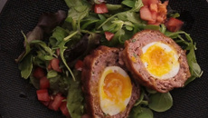 Œufs frits à la viande