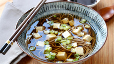 Bouillon de nouilles soba au tofu et ciboule