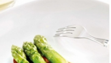 Asperges vertes sur craquant de poitrine