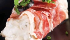 Délice de jambon espagnol farci à la mousse de Philadelphia, olives noires et tomates séchées