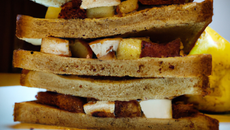 Club sandwich pain d'épices, poire et Fourme d'Ambert