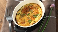 Clafoutis saumon fumé, ciboulette et mayonnaise