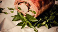 Chapon en croûte de pain aux herbes