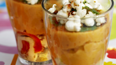 Verrine de poulet entre parmentier français et dinde épicée mexicaine