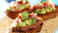 Bruschetta au pesto, tomate et tartare d'avocat au citron