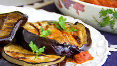 Julienne d'aubergines grillées à la sauce tomate