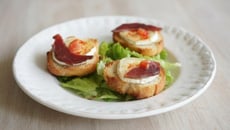 Toast de chèvre au piment d'Espelette & magret de canard séché