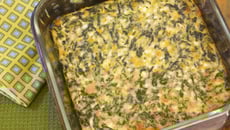 Quiche sans pâte au Bresse Bleu saupoudrée de poireaux