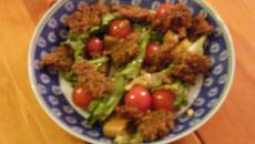 Mesclun au chèvre/basilic et son crumble aux tomates confites