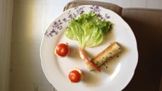 Tomates cocktail farcie aux crevettes et son roulé au crabes