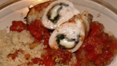 Roulé de poulet fourré et son lit de tomates