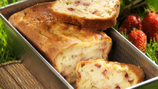 Cake à la rhubarbe et à la fraise