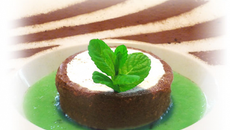 Délicieux à la crème de marron, amandes et cacao, émulsion de menthe fraîche