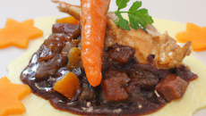 Coq au vin, purée de carotte et cips de pdt