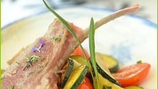 Côtes d'agneau minute à la menthe, légumes sautés