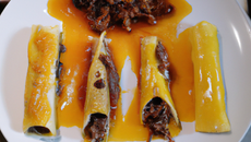 Canelloni de canard et échalotes confites : jus demi-gras