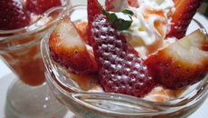 Coupe  de  fraise avec coulis et crème chantilly
