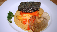 Dos de cabillaud pané au pavot, sauce au curry, légumes vapeur